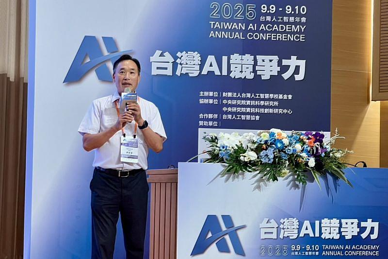 南臺科技大學校長黃能富博士，在2025年台灣人工智慧學校年會「陳昇瑋紀念講座」上發表演說。他以「AI產業落地與實作型AI人才培育」為題，分享南臺科大在AI視覺、AI聽覺與生成式AI等領域的應用成果，展現學校務實致用的教育精神。