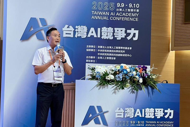 南臺科大黃能富校長在台灣人工智慧學校年會上的演講，不僅展現了AI產業落地的具體成果，更深獲好評。有來賓會後寫信回饋，讚揚校長以「AI智慧敲擊棒」等實作案例，點醒了「用AI服務別人，其實沒有這麼複雜」的本質。這場演講完美體現了黃校長所強調的「用AI帶來改變，幫助更多人」的核心精神。