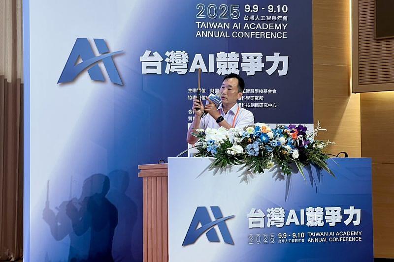 南臺科技大學黃能富校長在演講中，展示他所持有的中華民國專利「AI敲擊棒」。這項創新發明，體現了南臺科大在AI技術研發上的深厚實力，並透過AI Maker平台，讓這些前瞻技術能輕鬆導入實務應用，培育「百工百業永續AI活才」。