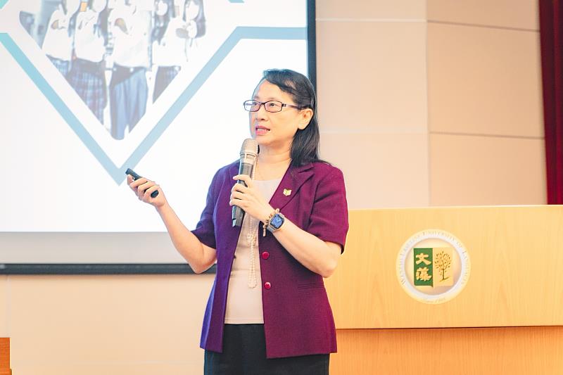 文藻外語大學舉辦教師專業知能成長研習會,針對當年度重要的校務工作具體說明並凝聚共識。莊慧玲校長以「教育的初衷」為題,勉勵教師應持續反思角色定位,共同培養具備思考力、全球視野與社會關懷的全人素養人才。