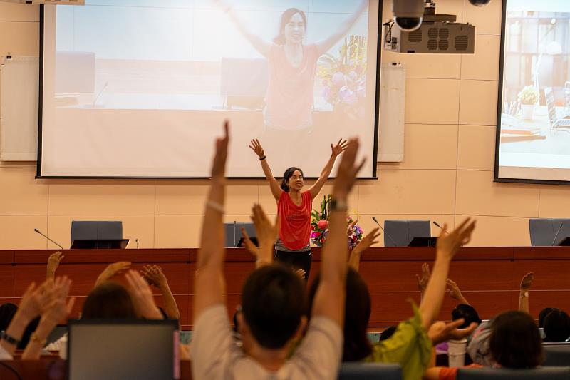 體育教學中心郭美惠老師帶領現場教師活力伸展