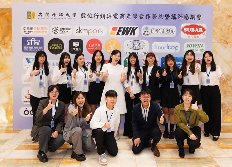 計畫主持人國際事務系吳紹慈老師與學生團隊合影
