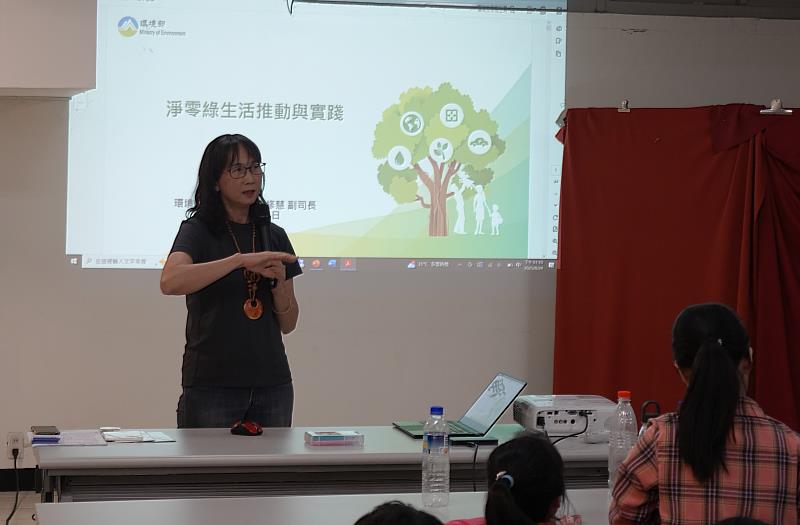 陳靜珮老師（左）擔任環保講座講師，與會學員熱烈迴響。
