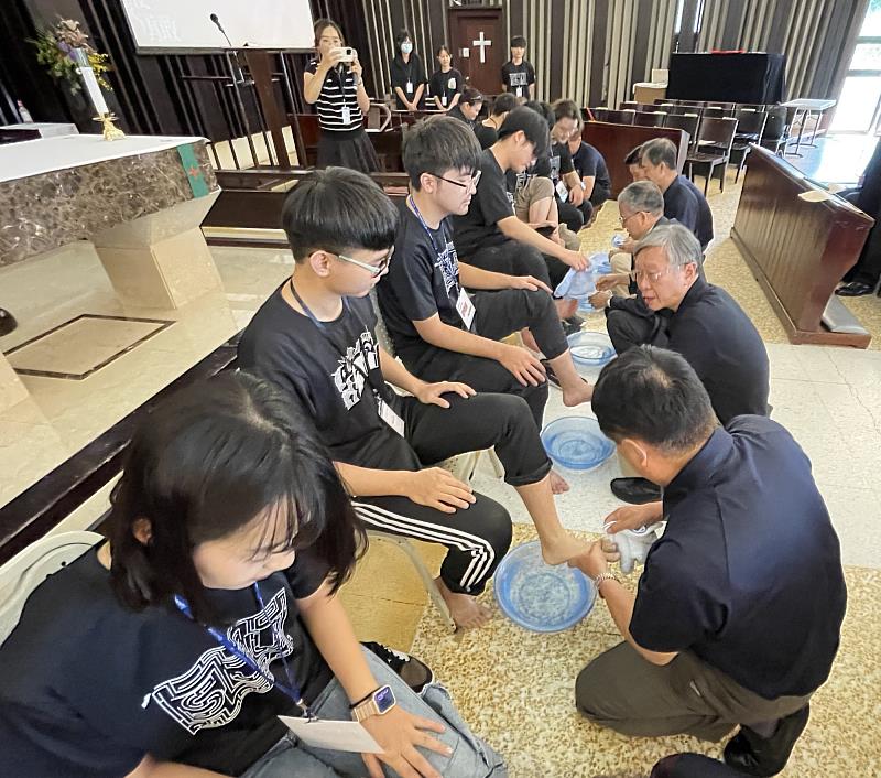 曾鴻鍊執行董事（右2）為學生會副會長郭烜志洗腳，他勉勵學生幹部秉持謙卑與感恩的態度，成為服務型領導者。