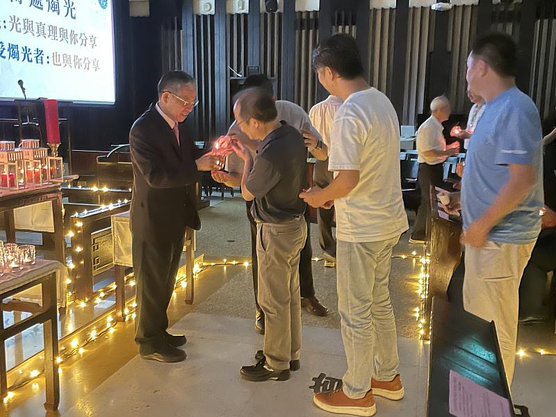 唐彥博校長（左1）將燭火傳遞給各系主任，象徵「光與真理」精神代代相傳。