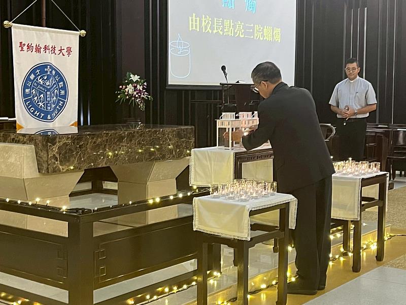 唐彥博校長於「薪火相傳」儀式點燃三院蠟燭，象徵聖約翰精神的延續。