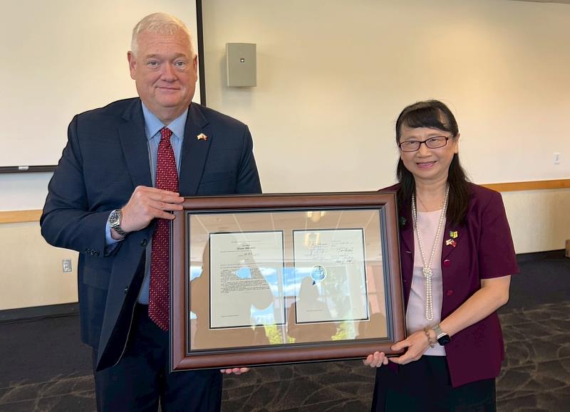 奧勒岡州州眾議員Paul Evans（左）致贈莊慧玲校長（右），由他發起並已通過之台灣學生友善法案。