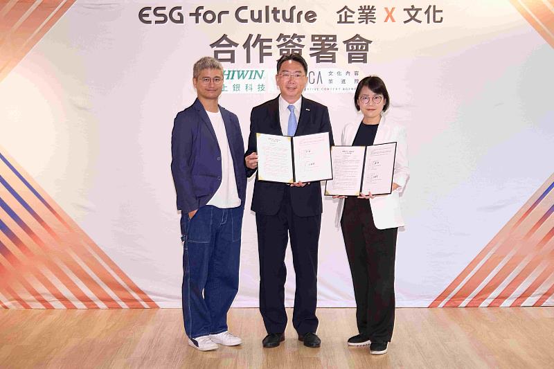 一、文策院院長王敏惠（右1）與上銀科技董事長卓文恒（左2）簽署合作意向書，並與大可創藝暨臺北數位藝術媒合平臺計畫主持人謝杰樺合影。