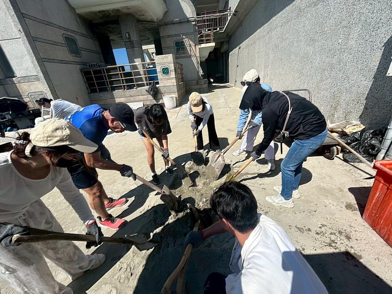 東華大學修課同學們進行瑚移植水泥磚原料混拌之實務操作。