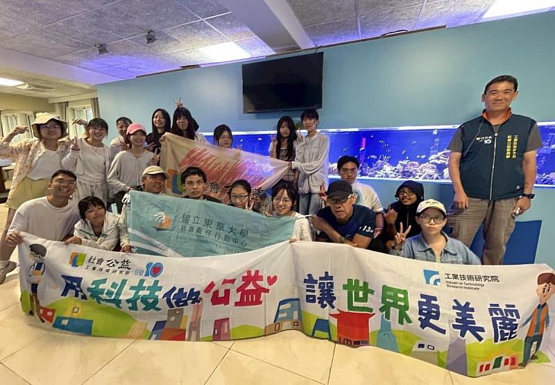 東華大學修課同學們與工研院技術團隊合影。