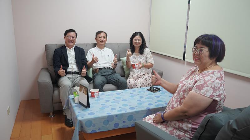 陳錦杏校長、鄭凱元副校長、林政勳學務長與黃良圭主任一同於新啟用的諮商室體驗空間，感受舒適與溫馨氛圍