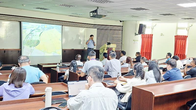 東海大學智慧暨精緻農業學位學程劉程煒主任與各國學員分享精準農業技術在低碳農業之應用