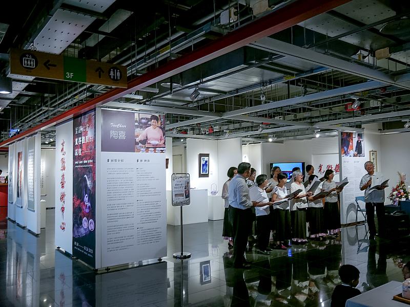 表演舞台與展場相互交融，觀眾一邊欣賞作品、一邊沉浸於音樂雅韻。