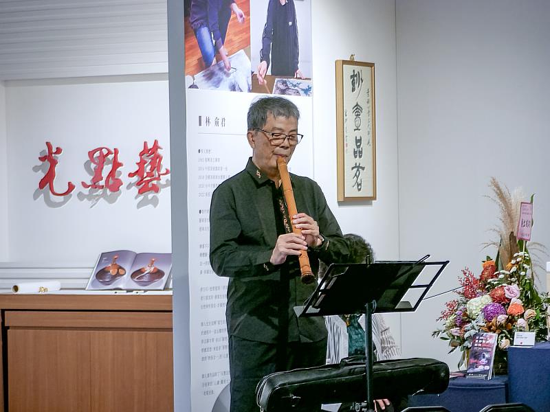 洞簫演奏者林正隆老師深情吹奏,悠揚簫聲在展場空間裡迴盪。