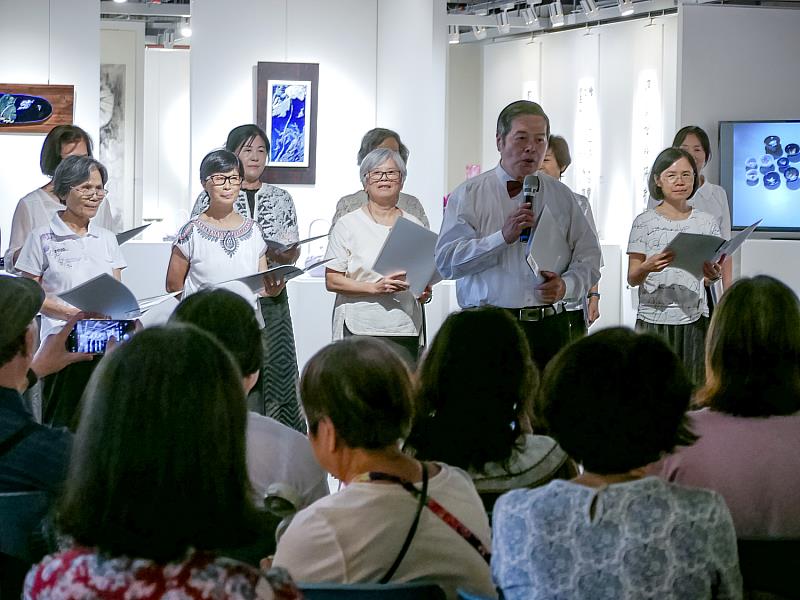 音樂家童榮章老師帶領福智三峽教室讚頌歡唱班,以合唱聲為午後增添溫暖氛圍。