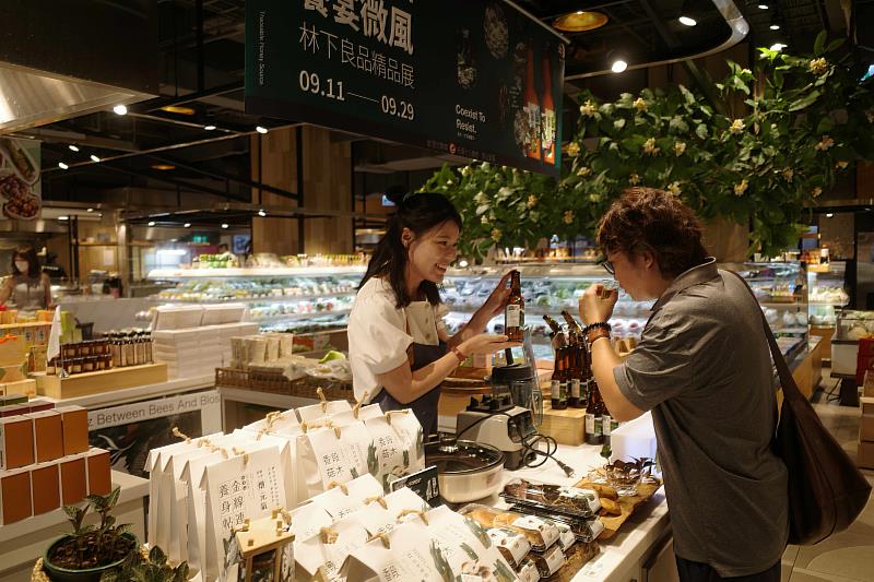 歡迎民眾於活動期間至微風超市品嚐林下良品的美味，用消費行動支持阿里山林農與森林永續共生