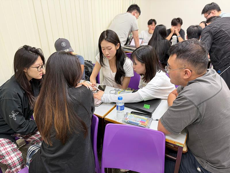 澳門城市大學師生全程參與，兩校學生共同踏查、協同作業、夜間練習報告，充分展現跨文化合作的交流精神。