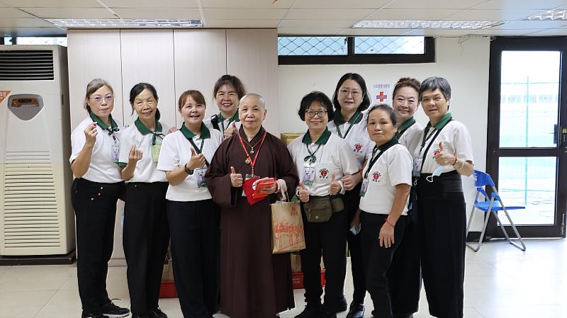 桃園講堂監院妙慧法師與熱心志工協助愛心義剪公益活動。（圖由靈鷲山佛教教團提供）