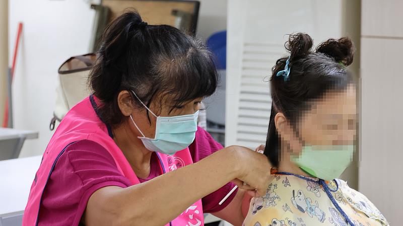 義剪服務時，設計師毫不馬虎。（圖由靈鷲山佛教教團提供）