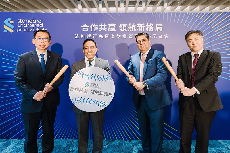 渣打銀行攜手策略聯盟夥伴，強強聯手宣布推出為高雄資產管理專區針對高資產客戶需求所規劃的獨特財富管理方案，由渣打集團財富方案、存款和房貸業務全球主管暨客戶長尚明洋（Samir Subberwal）（左2）、渣打銀行財富管理處處長Samrat Khosla（右2）、保誠人壽通路長蔡淵霖（左1），及第一金投信總經理廖文偉（右1）共同揮棒，象徵強棒出擊，創造共贏。