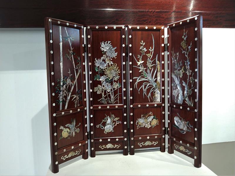 工藝師歐定國的螺鈿作品《小屏風－四季花》
