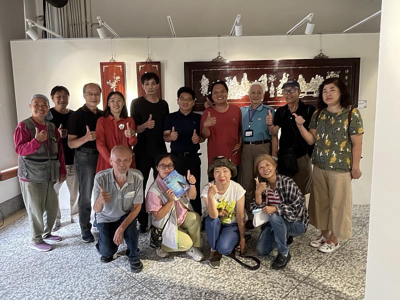 藝術家為志工導覽合影（第2排右5為葉于正館長）