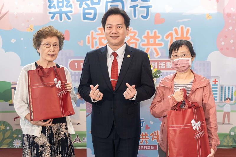 代理市長邱臣遠與家屬們合影