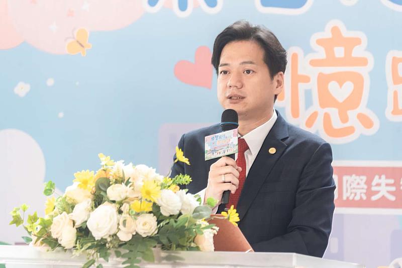 代理市長邱臣遠致詞，期望傳遞愛與陪伴