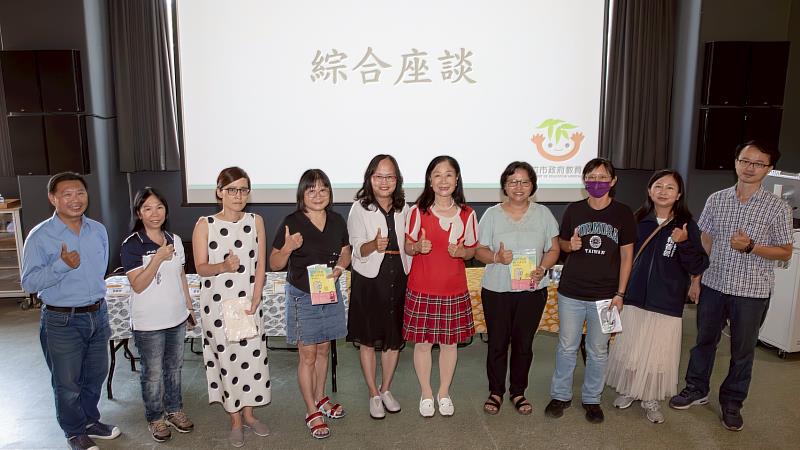 綜合座談後致贈小禮物給參與家長