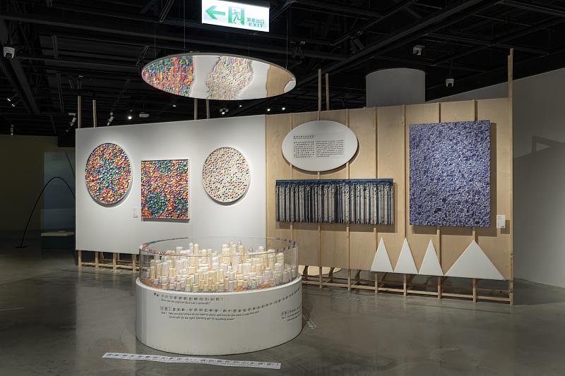 莊惠琳作品〈細胞城市〉表現微觀世界中的城市景觀，回應張永村《文明的躍昇》系列作品。