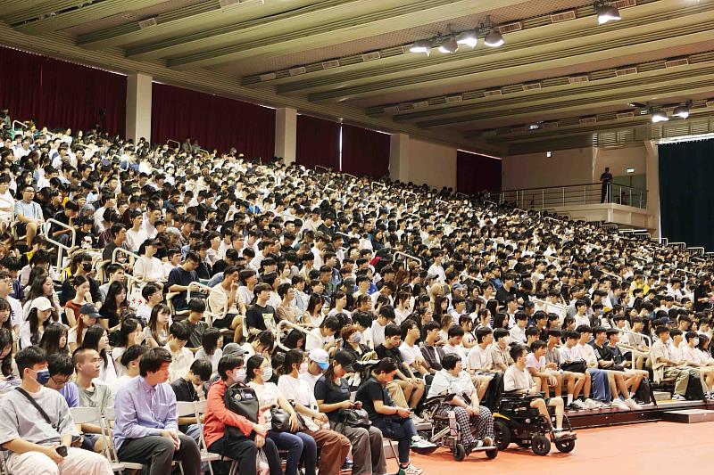 開學典禮現場,滿滿新鮮人,迎來最青春洋溢的時刻。(圖/淡江大學提供)