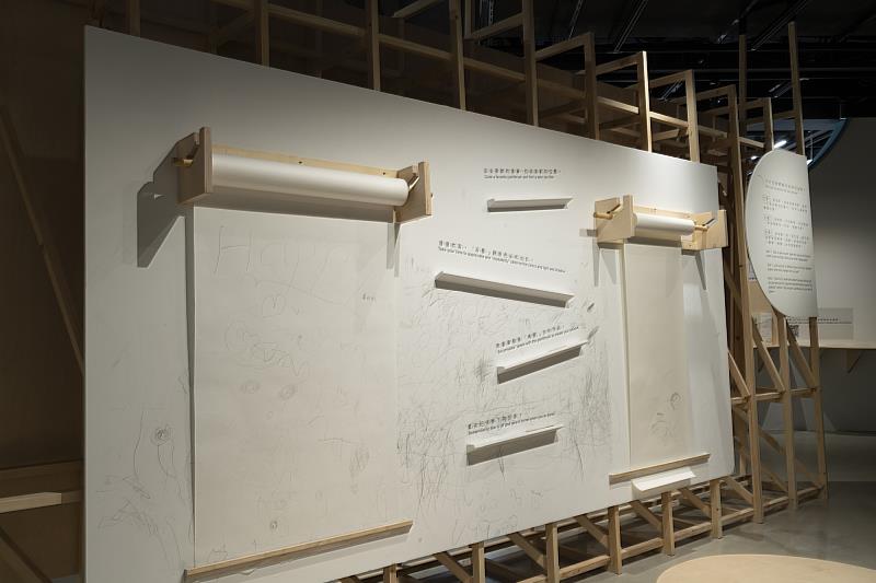 國美館即日起推出「247：：：創作中的反覆與堆疊」兒童藝術教育展，圖為兒童藝術教育展學習資源區域一隅。