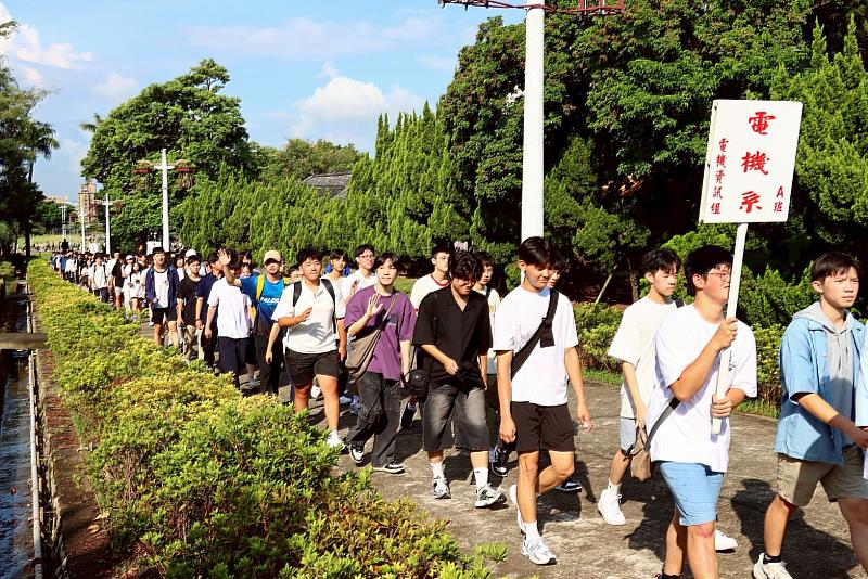 新生開學的第一堂課，登上132階的克難坡後，沿著宮燈大道進入講習會場。（圖／淡江大學提供）