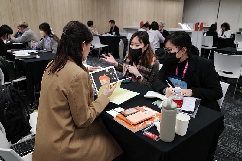 文策院組織國際買家團，邀請來自10國、共15位出版專業人士來臺洽商交流。（文策院提供）