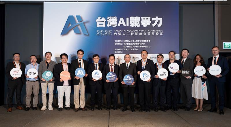 勤業眾信今年第四度參與台灣人工智慧學校（AIA）主辦的台灣人工智慧年會。勤業眾信科技與轉型服務營運長林彥良（右3）以「Agentic AI驅動企業邁向Scalable AI」為題進行分享