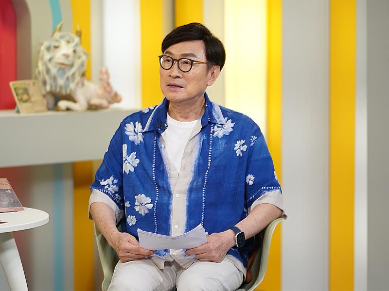 主持人朱全斌與梁佑華老師對談，深入探討「流浪神獸」背後的故事。