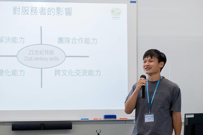 學生許鈞程於研討會進行個人服務學習經驗與反思分享。