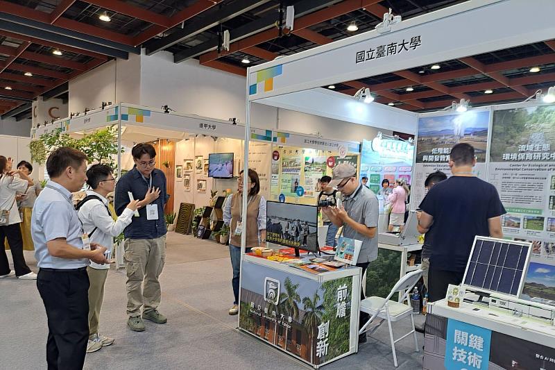 南大永續展攤吸引參觀民眾駐足交流，展現淨零科技與循環材料的創新成果。