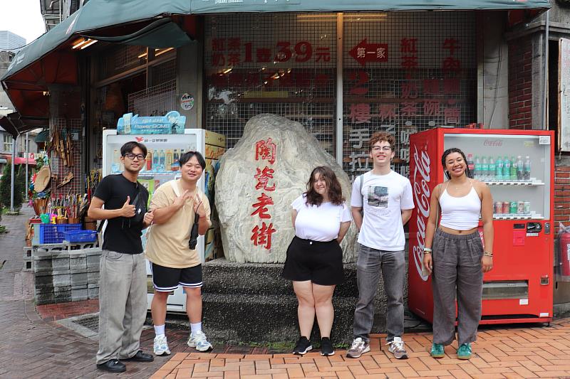 本中心舉辦一日遊活動，帶獎學金生前往鶯歌老街認識臺灣陶瓷歷史