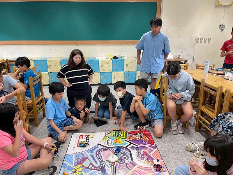 來自美國賓州及明州的獎學金生Jadyn及Wesley在潭美國小參加大手攜小手活動
