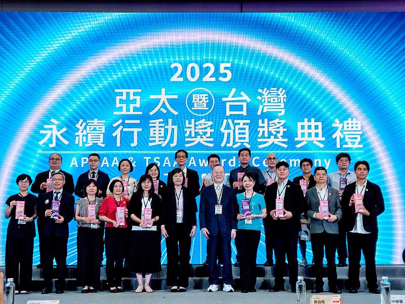 資訊中心主任陳富添(後排左1)代表領獎,與其他得獎者合影。