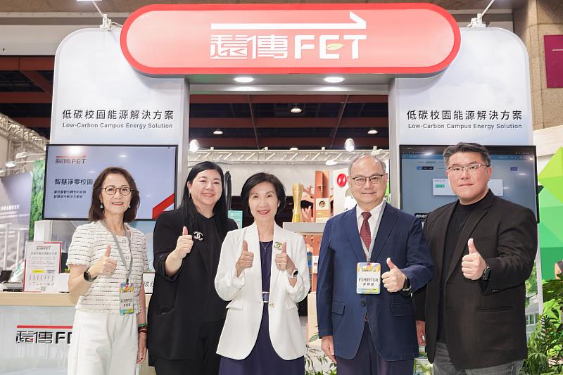 三、遠傳「智慧淨零校園」展出與龍華科大在能源管理AI應用及碳盤查的合作。遠傳總經理井琪（中）、資訊長胡德民（右1）與龍華科大校長葛自祥（右2）、副校長柯淑芬（左2）、副校長林如貞（左1）。