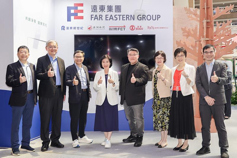 一、「2025亞太永續博覽會」今登場，遠傳電信總經理井琪（左4）率經營管理團隊親赴現場。