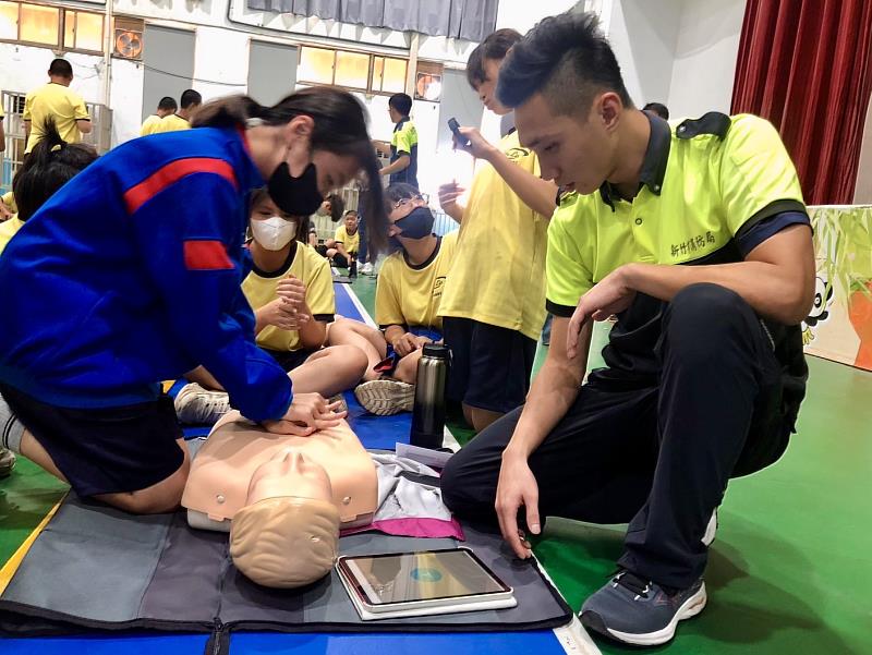 虎林國中同學分組操作CPR