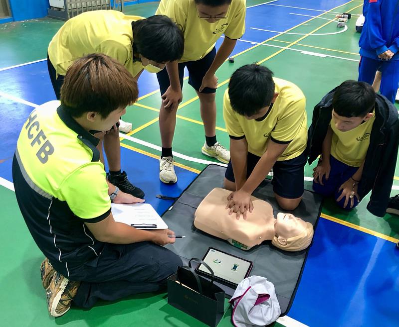 虎林國中同學分組操作CPR