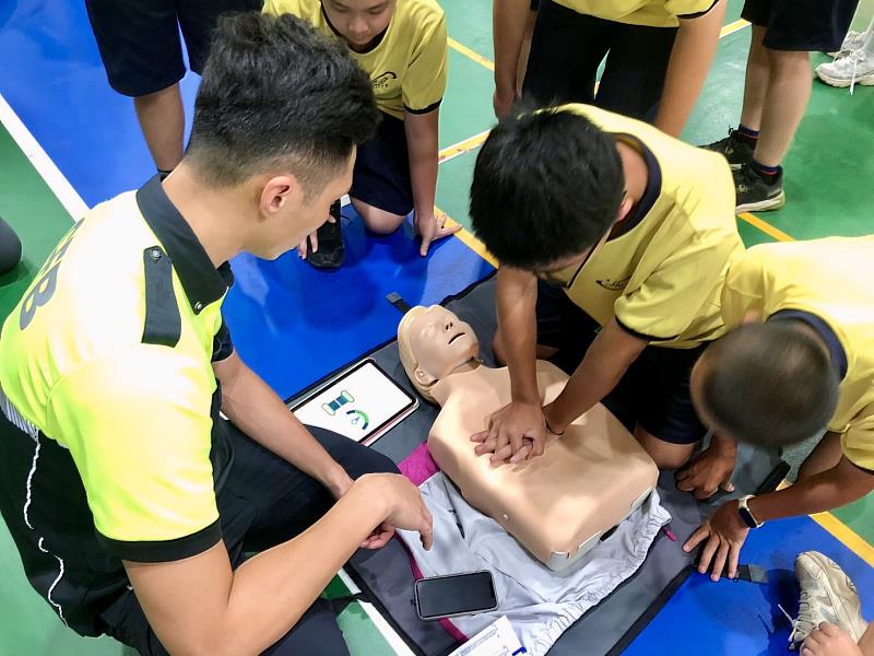 虎林國中同學分組操作CPR