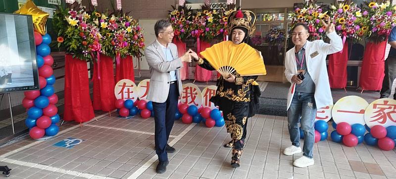 圖3、典禮特別安排川劇變臉與校長郭代璜同台魔術表演熱鬧開場
