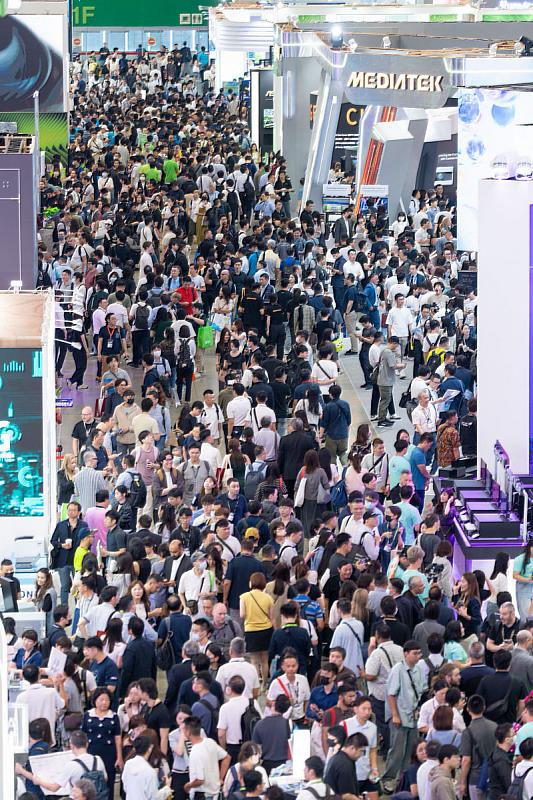 亞洲指標 B2B 科技專業展 COMPUTEX，將在2026年6月2日到5日登場。主辦單位之一TCA（台北市電腦公會）表示，COMPUTEX 2026 將擴增信義展館，以南港、信義兩地展館聯合方式進行展出，並新增「AI機器人區」、「科技應用暨體驗館」展區，以回應全球百工百數位轉型國際買主採購趨勢，與各行各業場域代理型 AI 解決方案建置需求。（圖為 COMPUTEX 2025 展會現場照片）