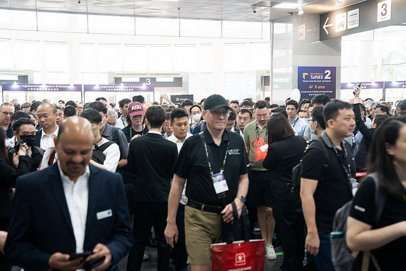 亞洲指標 B2B 科技專業展 COMPUTEX，將在2026年6月2日到5日登場。主辦單位之一 TCA（台北市電腦公會）表示，COMPUTEX 2026 將以南港、信義兩地展館聯合方式進行展出，並新增「AI機器人區」、「科技應用暨體驗館」展區。（圖為 COMPUTEX 2025 展會現場照片）