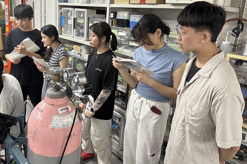 南大學生參訪日本研究實驗室,專注聆聽研究人員介紹,拓展材料科學視野